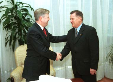 Przewodniczcy Parlamentu Europejskiego Pat Cox i wicemarszaek Senatu RP Ryszard Jarzembowski