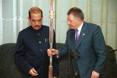 Przewodniczcy Manohar Joshi i marszaek Longin  Pastusiak