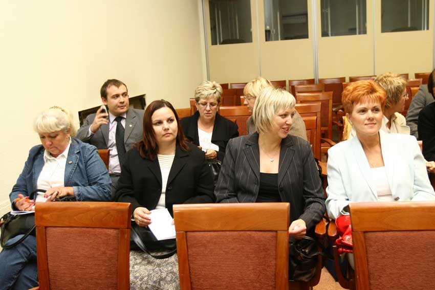 Przedstawiciele organizacji pozarządowych w trakcie wysłuchania publicznego